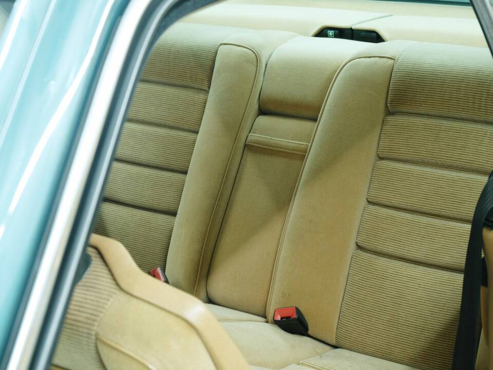 Bild 50/50 von Mercedes-Benz 380 SEC (1983)