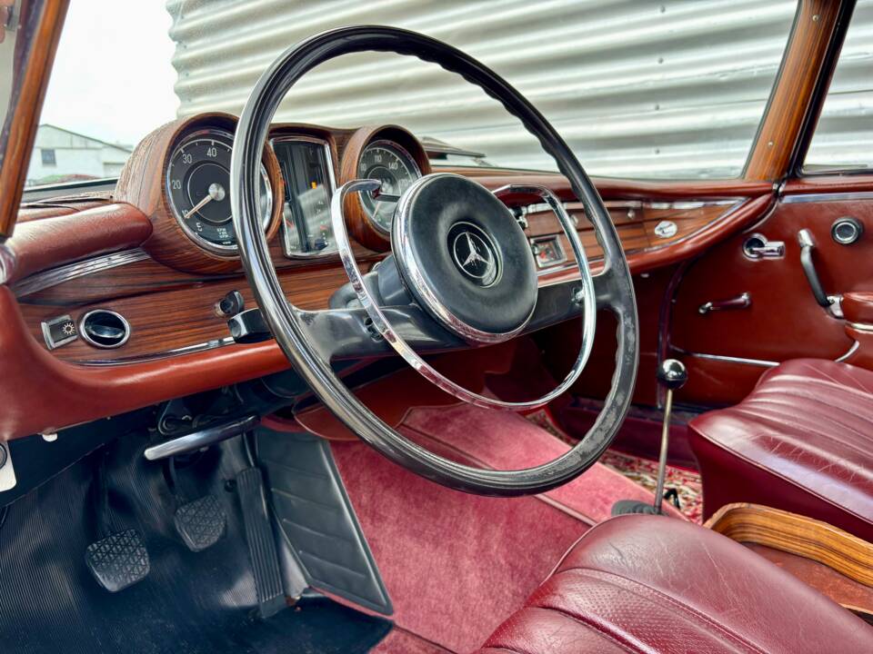 Image 6/33 of Mercedes-Benz 250 SE (1966)