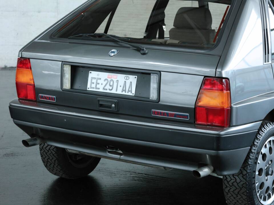 Image 11/50 of Lancia Delta HF Integrale (1988)