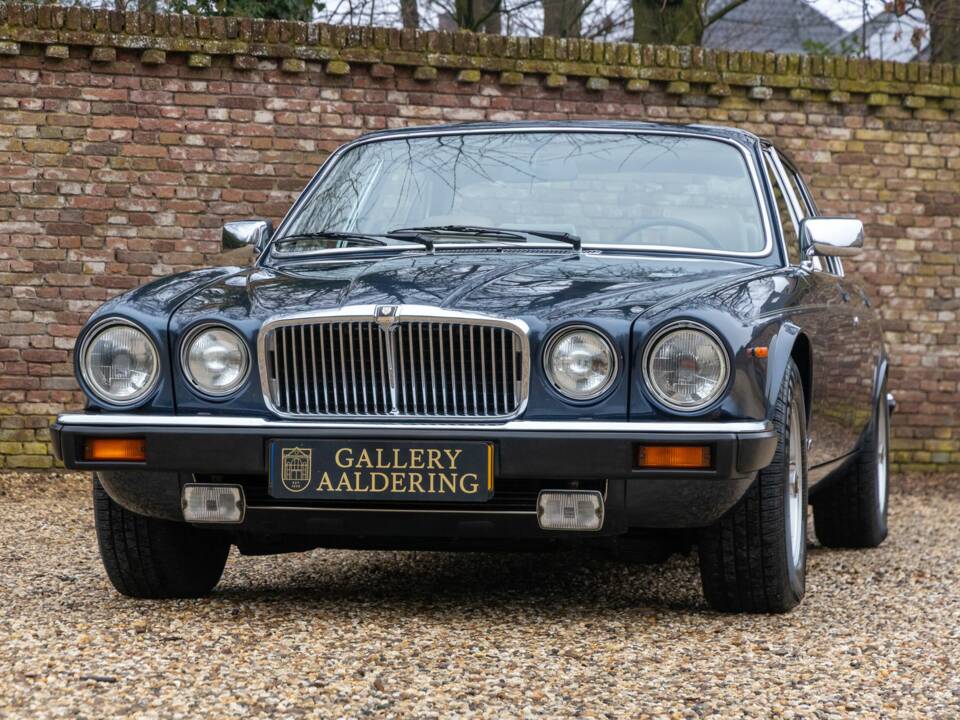 Image 48/50 of Jaguar XJ 12 (1987)