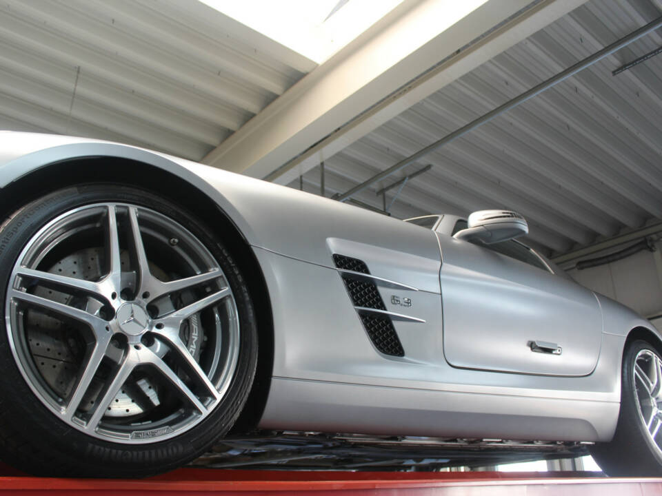 Imagen 8/50 de Mercedes-Benz SLS AMG (2011)