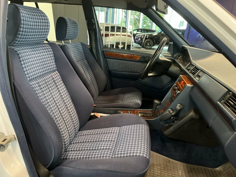 Imagen 15/22 de Mercedes-Benz 220 TE (1993)