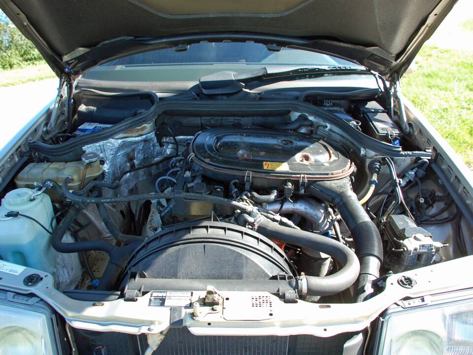 Image 32/34 of Mercedes-Benz 230 E (1992)