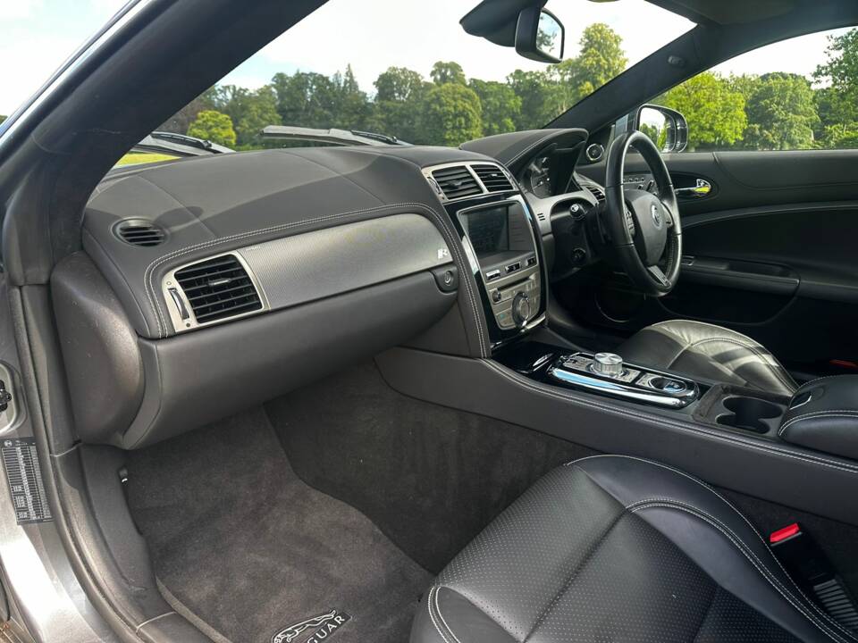 Image 26/46 of Jaguar XKR (2010)