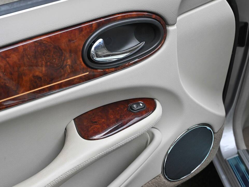 Immagine 30/50 di Jaguar XJ 8 Executive (2002)