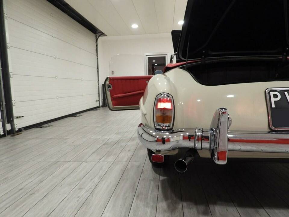 Image 13/15 of Mercedes-Benz 190 SL (1963)