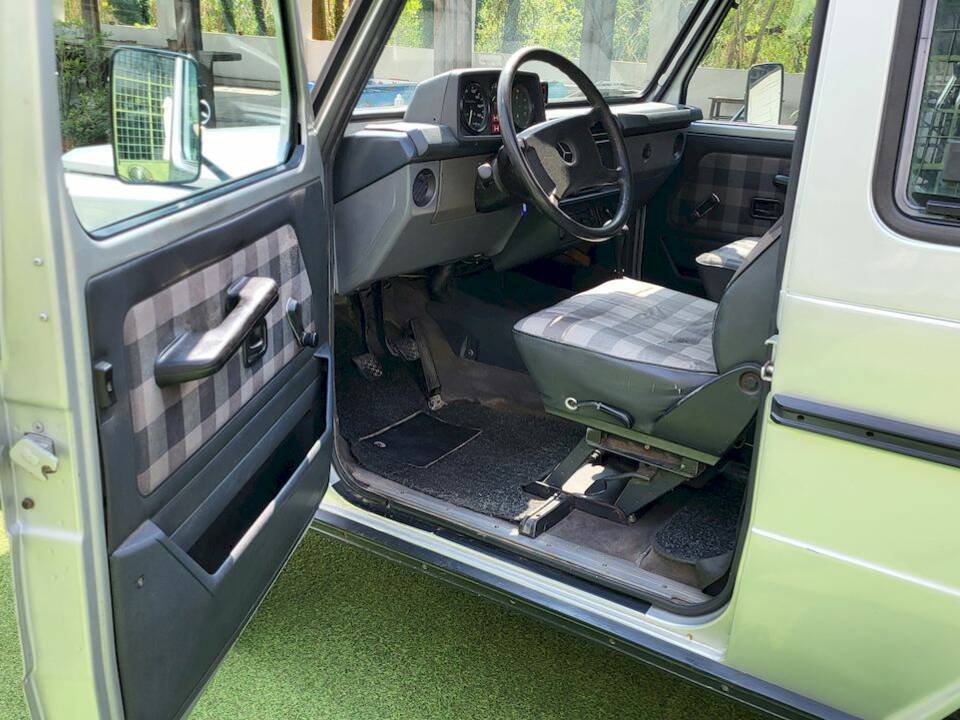 Image 19/55 of Mercedes-Benz 200 GE (SWB) (1990)