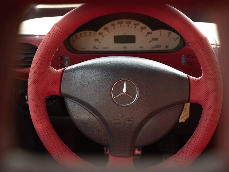 Image 31/41 of Mercedes-Benz A 160 "F1 Häkkinen Edition" (1999)