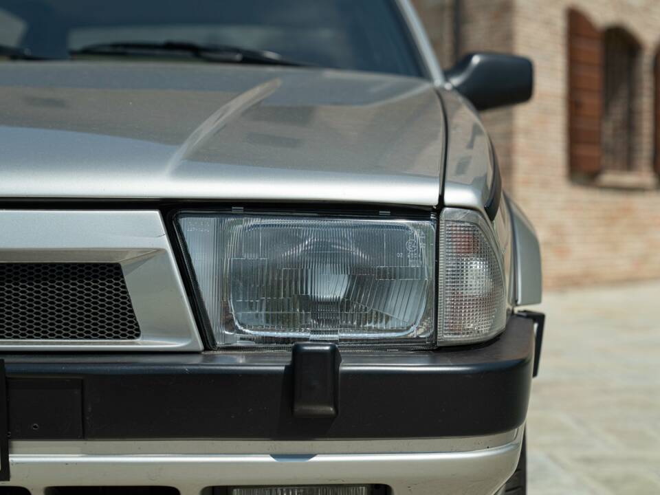 Immagine 14/50 di Alfa Romeo 75 2.0 Twin Spark (1989)