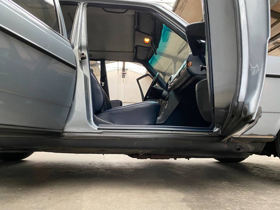 Image 16/19 of Mercedes-Benz 280 E (1981)