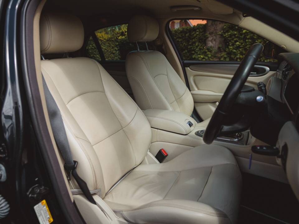 Image 45/48 of Jaguar XJR (2006)