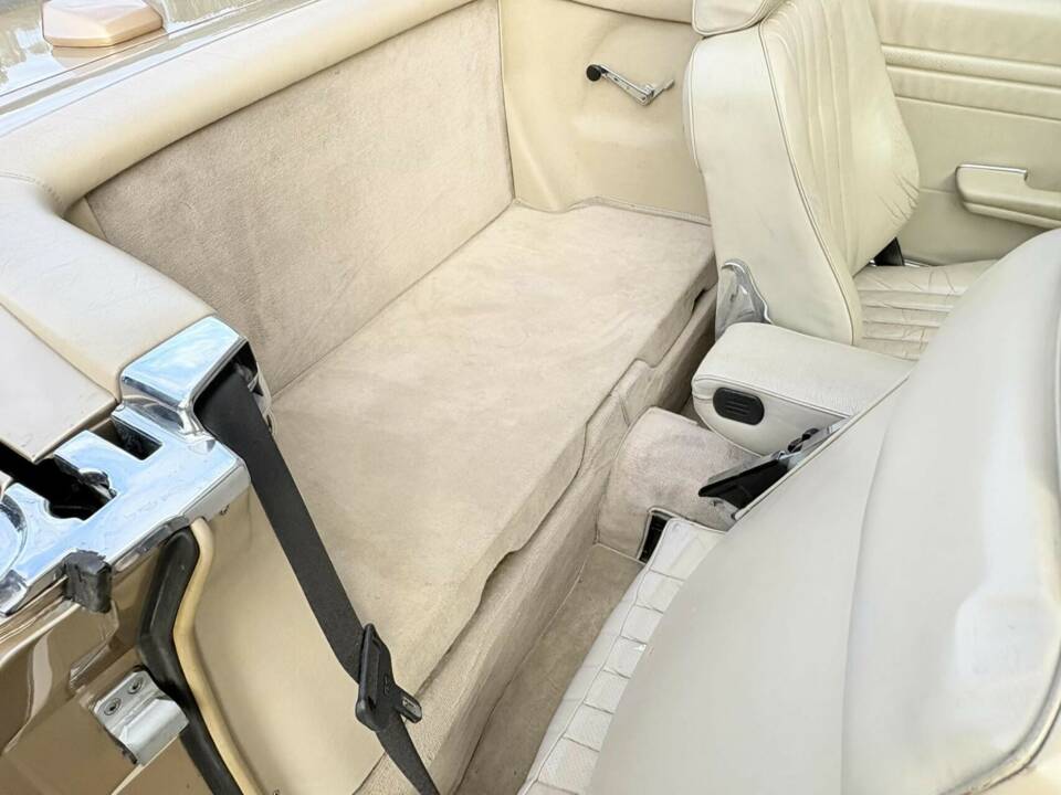 Image 31/50 of Mercedes-Benz 560 SL (1987)