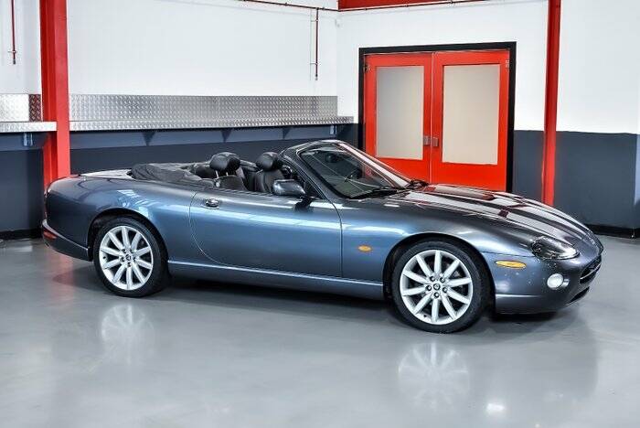 Image 7/7 de Jaguar XK8 4.2 (2005)