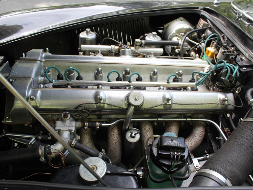 Image 17/19 of Aston Martin DB 4 (1961)