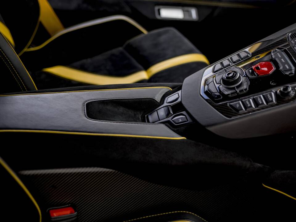 Image 15/21 of Lamborghini Aventador LP 750-4 SV (2016)