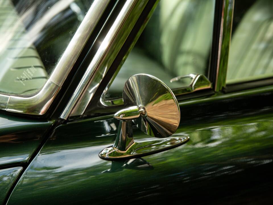 Image 26/44 of Ford Zodiac MkIII (1964)