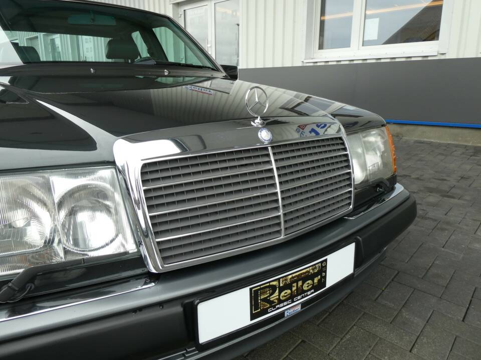 Image 18/21 of Mercedes-Benz 500 E (1992)