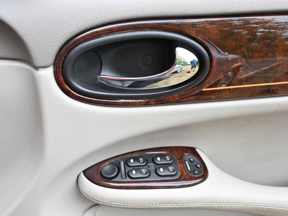 Immagine 44/50 di Jaguar XJ 8 Executive (2002)