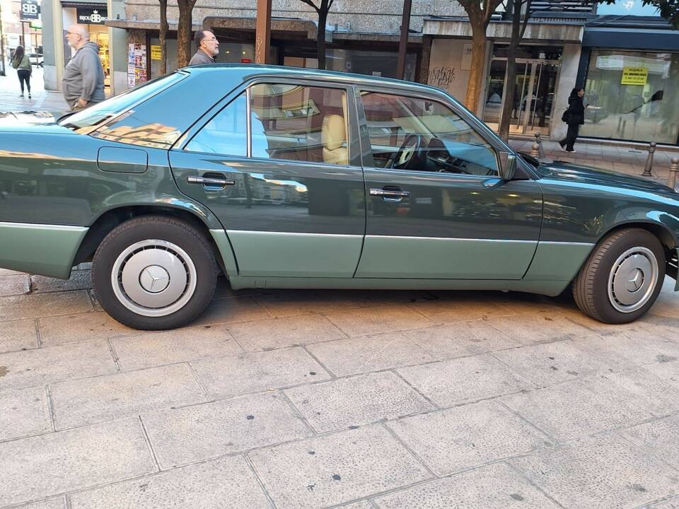 Immagine 3/12 di Mercedes-Benz 260 E (1988)