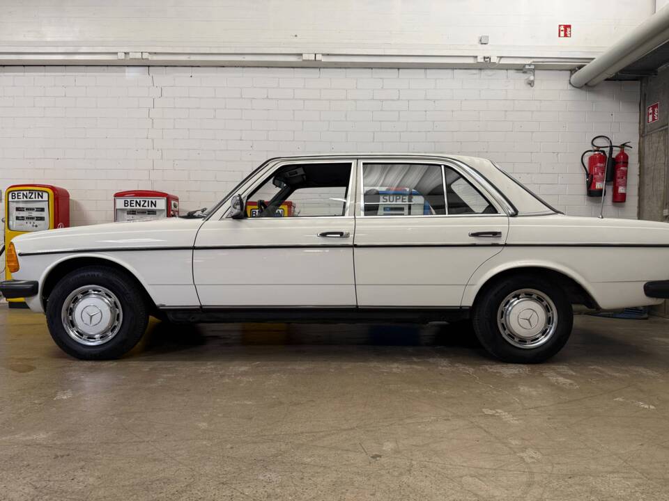 Image 1/18 of Mercedes-Benz 200 (1983)