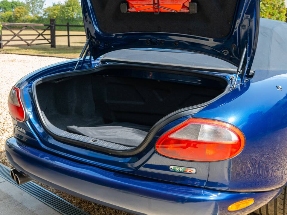Image 41/50 of Jaguar XKR (2000)