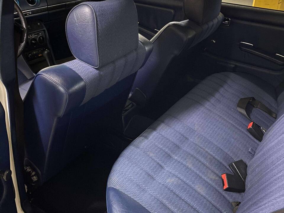 Image 6/7 of Mercedes-Benz 230 E (1981)