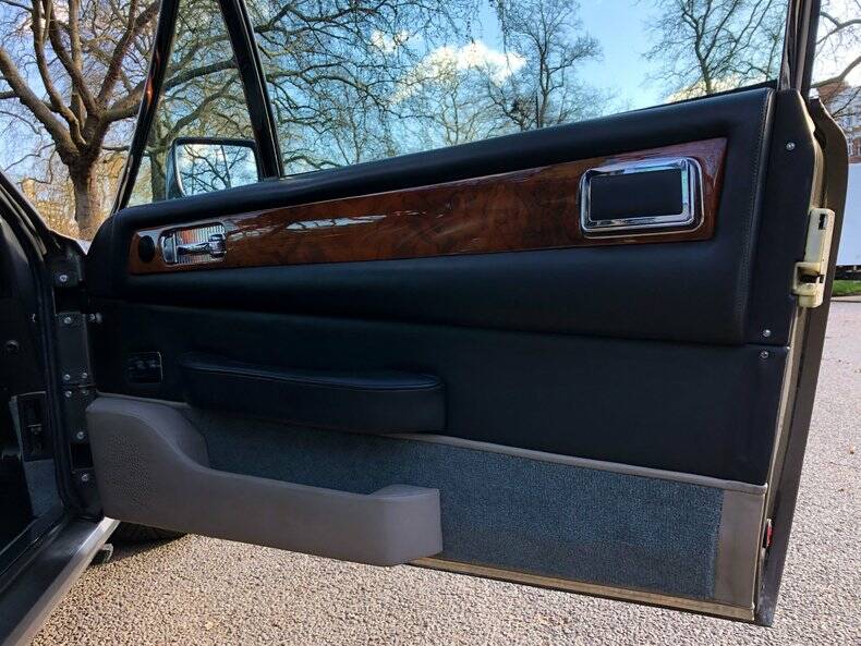 Image 30/34 of Aston Martin V8 Vantage (1987)