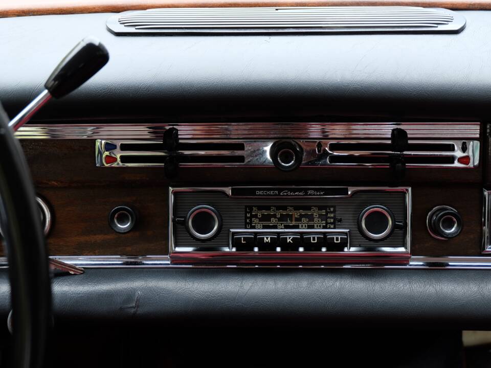 Image 59/76 de Mercedes-Benz 220 S b (1963)