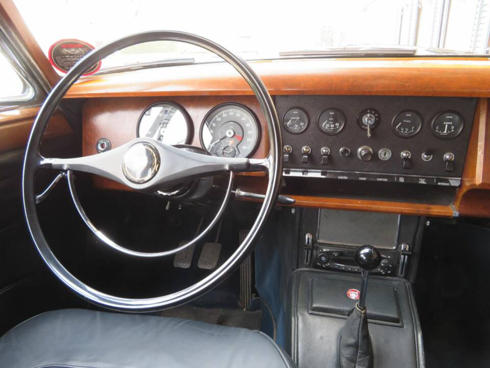 Image 13/25 of Jaguar Mk II 3.4 (1965)