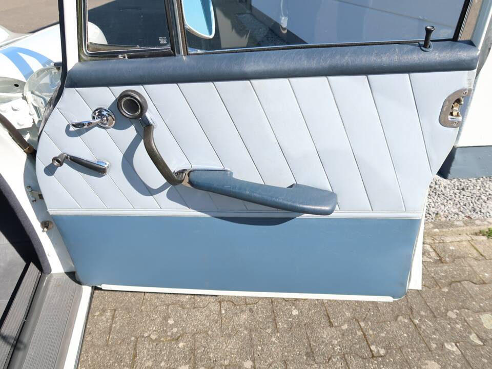 Image 11/50 of Mercedes-Benz 220 b (1965)