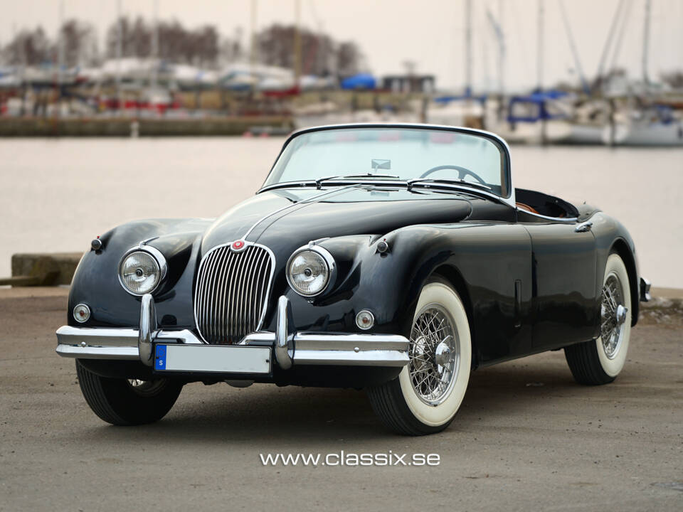 Image 2/15 of Jaguar XK 150 OTS (1958)