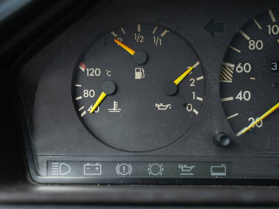 Immagine 40/48 di Mercedes-Benz 200 CE (1990)