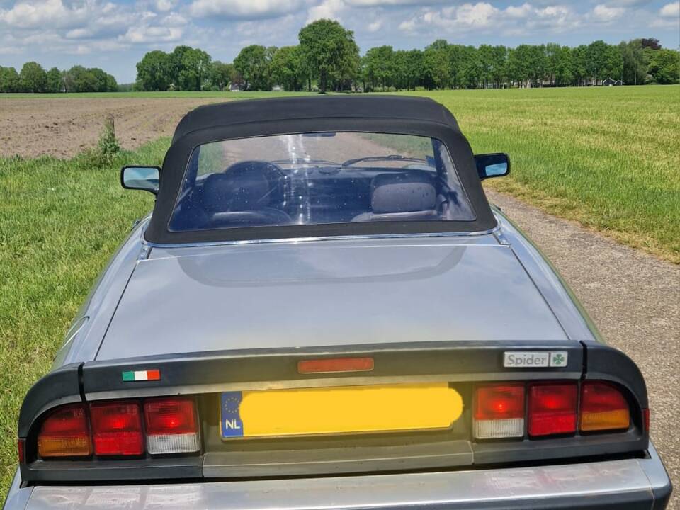 Bild 14/29 von Alfa Romeo 2.0 Spider (1986)