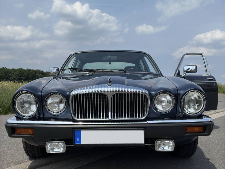 Image 4/20 of Daimler Double Six (1992)