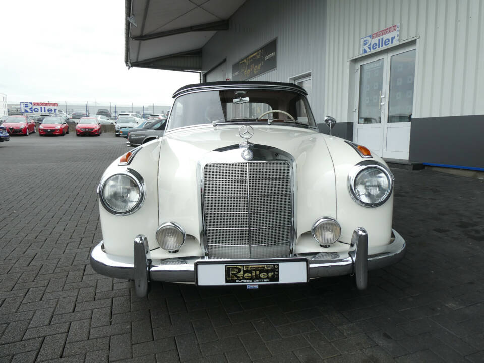 Immagine 2/29 di Mercedes-Benz 220 SE Cabriolet (1960)
