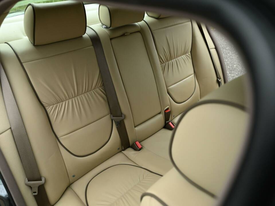 Image 20/50 of Jaguar XJ 8 4.2 (2007)