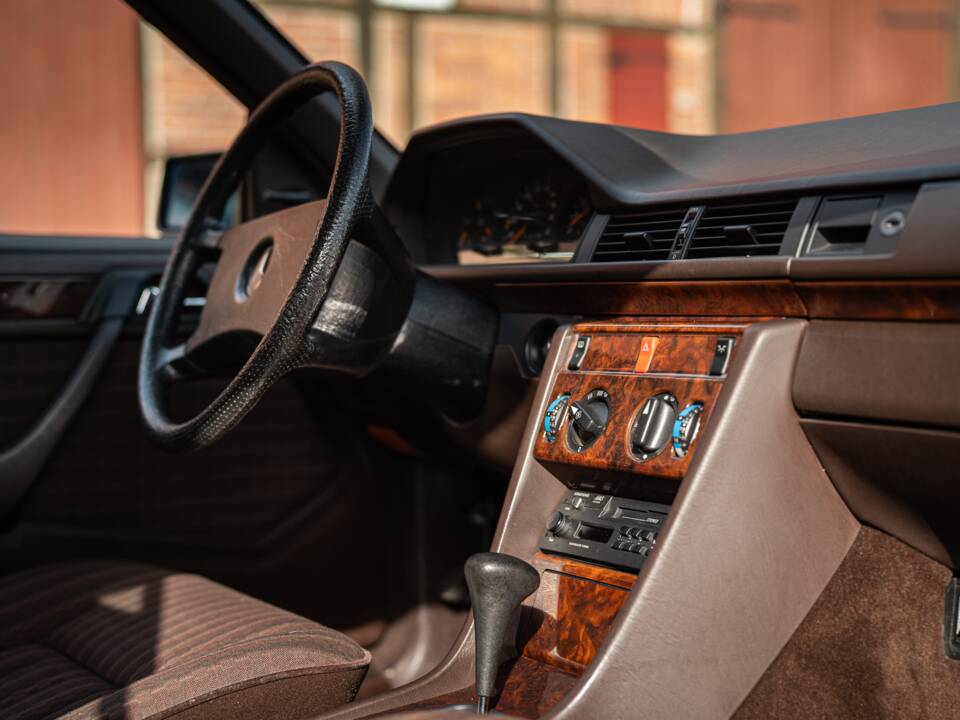 Immagine 33/73 di Mercedes-Benz 300 CE (1991)