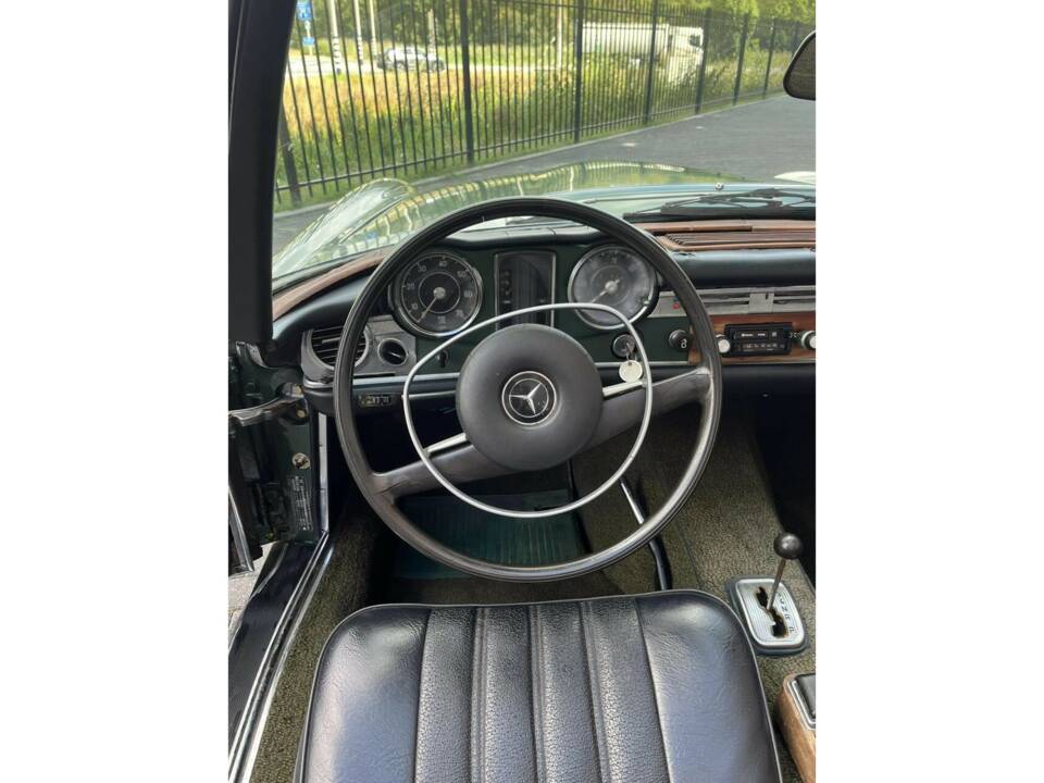 Image 37/50 of Mercedes-Benz 280 SL (1968)