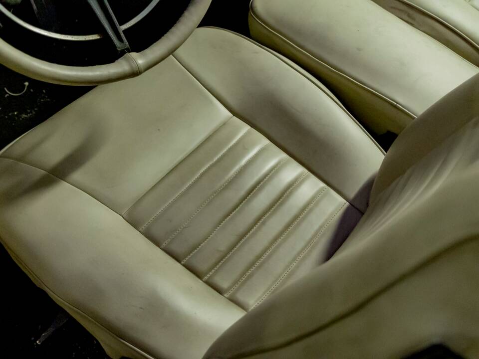 Image 29/50 of Chrysler 300 L (1970)