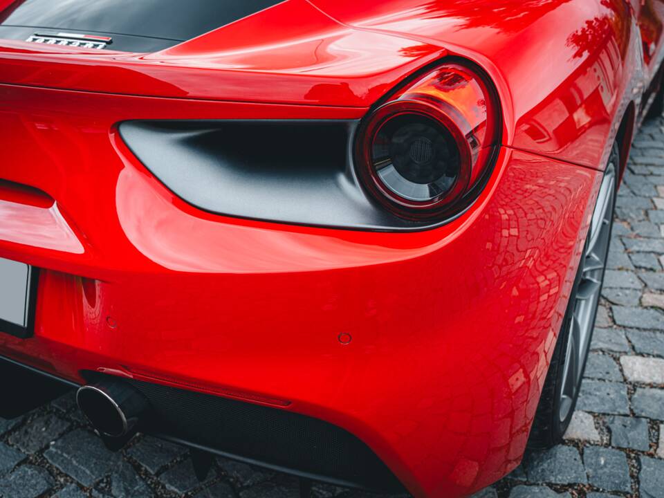 Image 51/56 of Ferrari 488 GTB (2020)