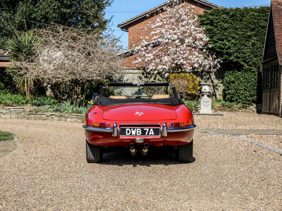 Image 11/41 de Jaguar E-Type (1968)
