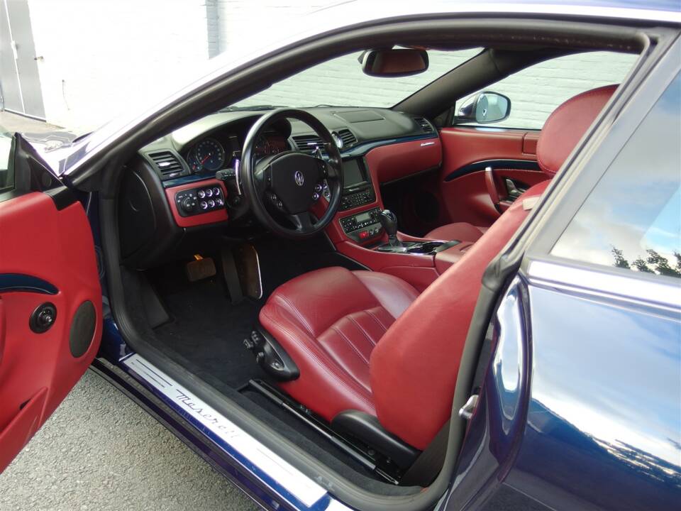 Image 41/99 of Maserati GranTurismo 4.2 (2008)