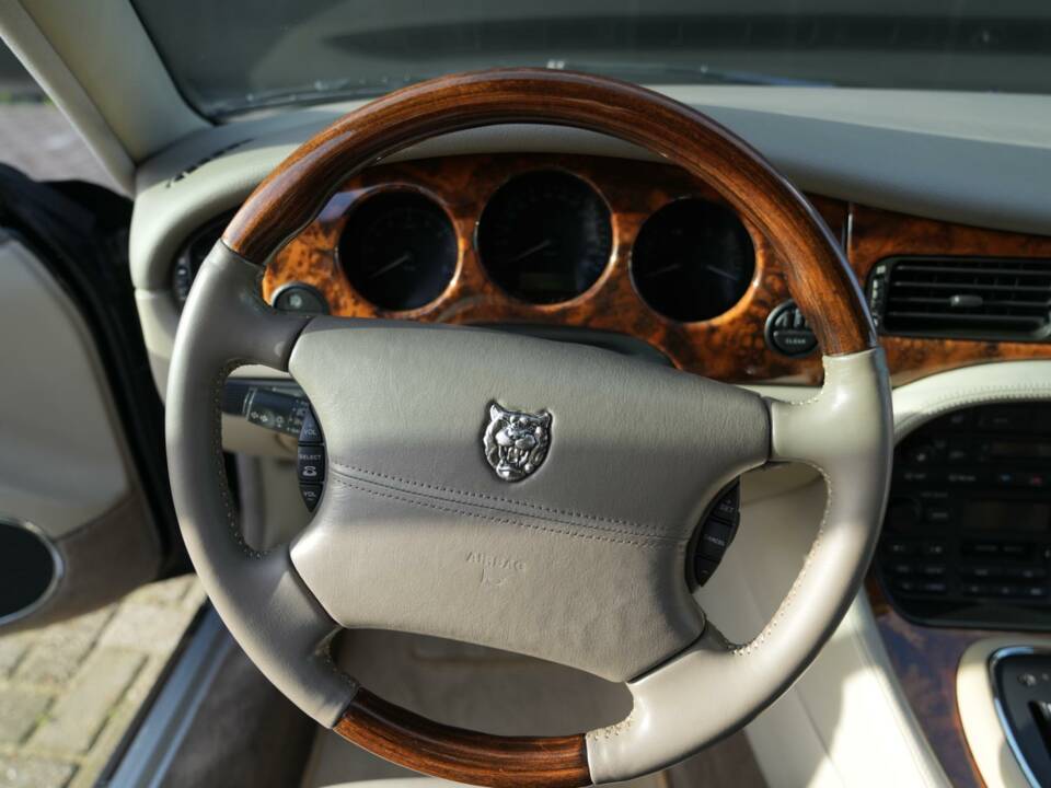 Image 15/30 of Jaguar XJ6 3.2 Sovereign (1997)