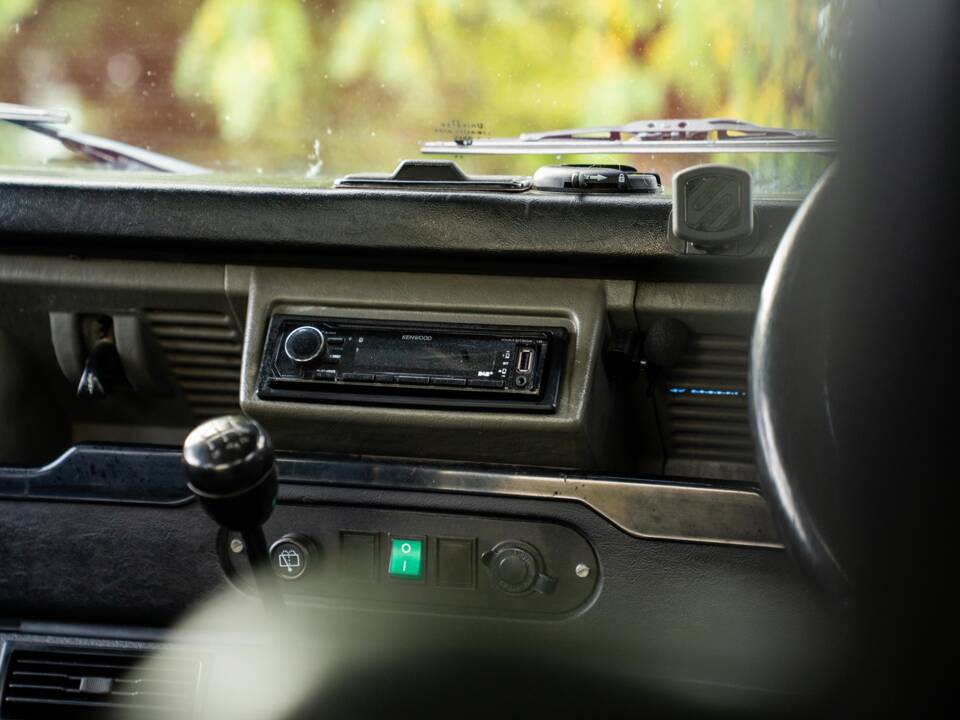 Image 23/50 of Land Rover Defender 90 "50th Anniversary" (1998)