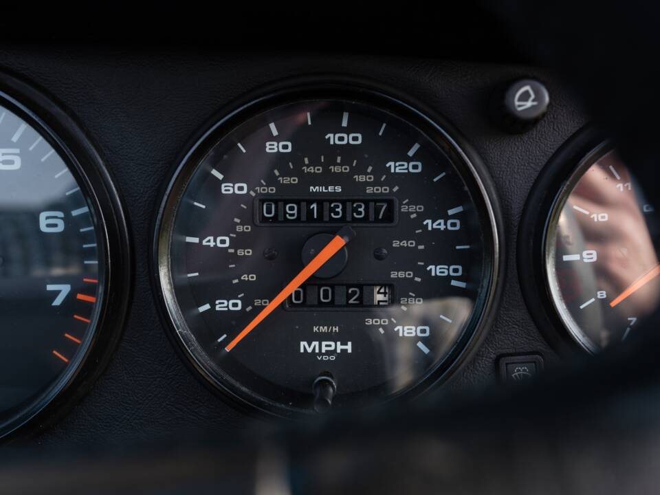 Bild 37/56 von Porsche 911 Carrera 4 (1990)