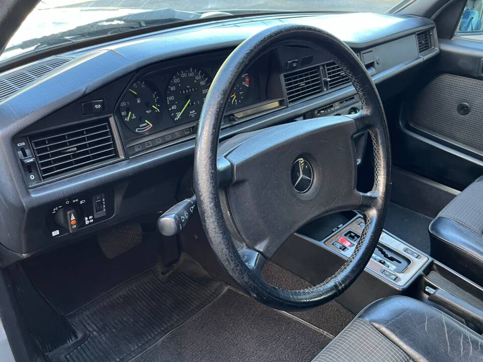 Image 21/89 de Mercedes-Benz 190 E 2.6 (1988)
