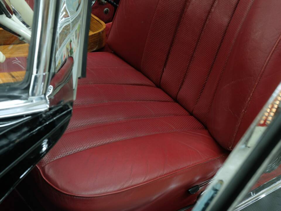 Image 36/50 of Mercedes-Benz 220 SE b (1963)