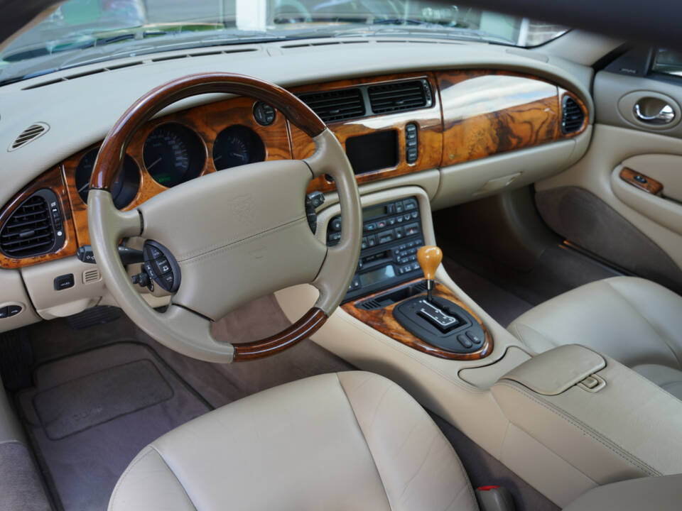 Image 3/50 of Jaguar XKR (2001)