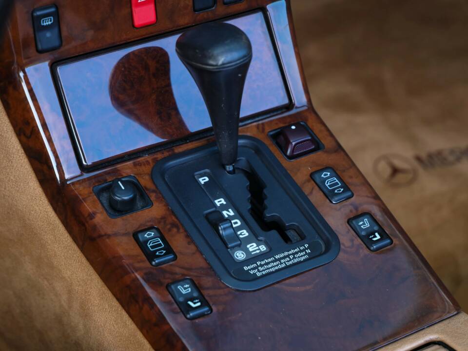 Image 27/50 of Mercedes-Benz 500 SL (1990)