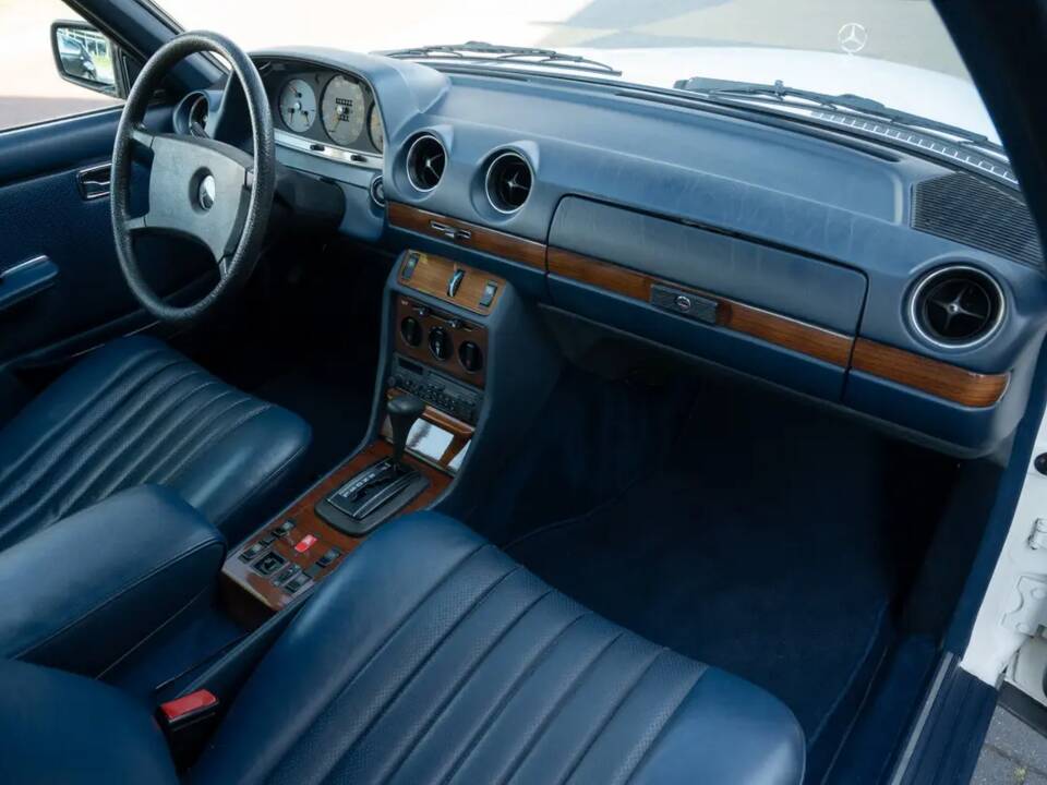Image 30/62 of Mercedes-Benz 280 CE (1982)